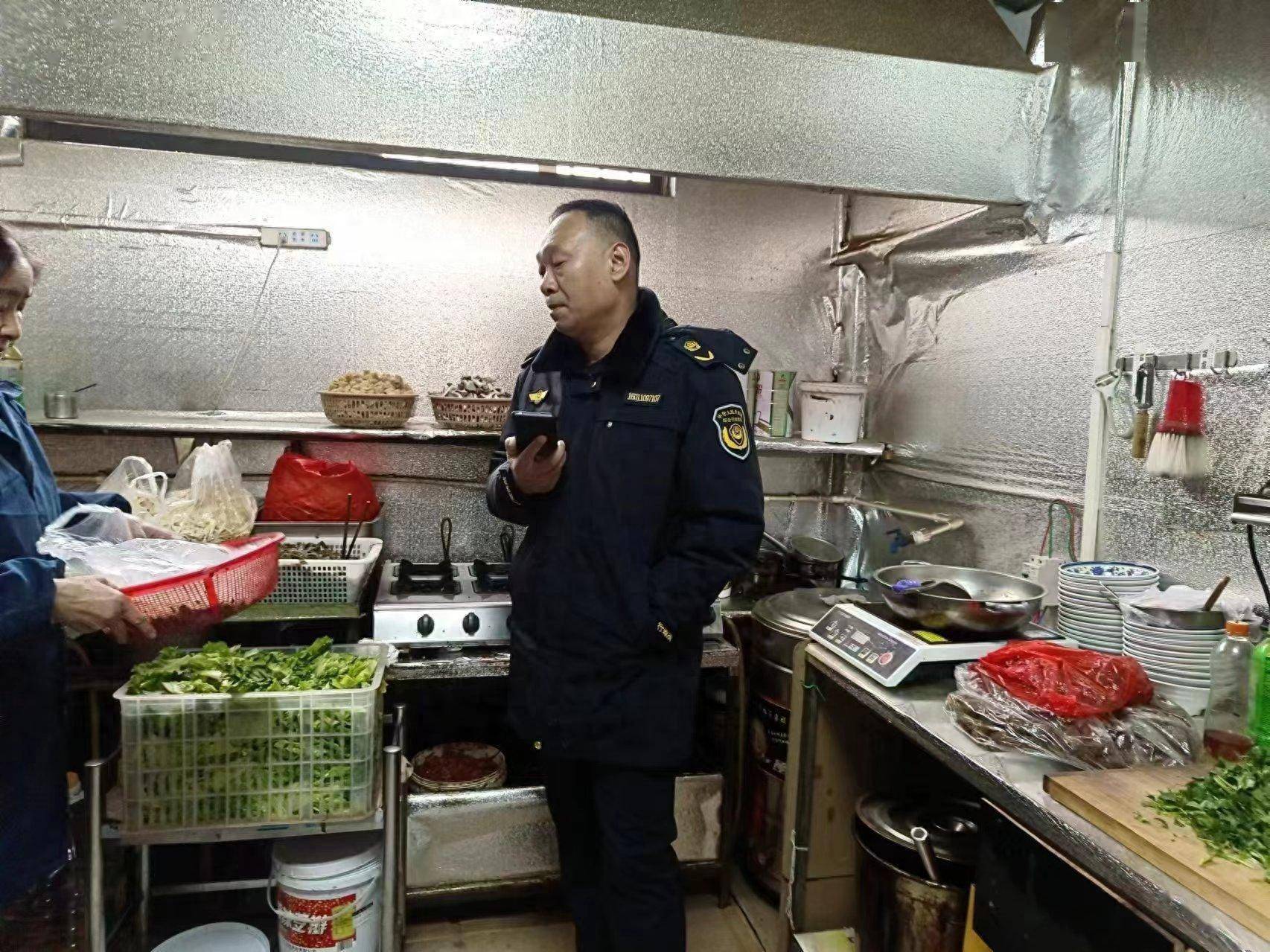 尊龙人生就是博d88荥阳市汜水镇持续推进餐饮油烟治理工作