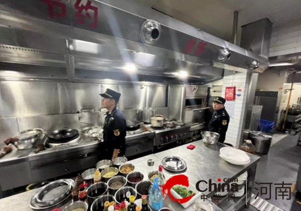 规范后厨油烟净化器规范使用——驻马店开发区城市管理局夜查餐饮油烟