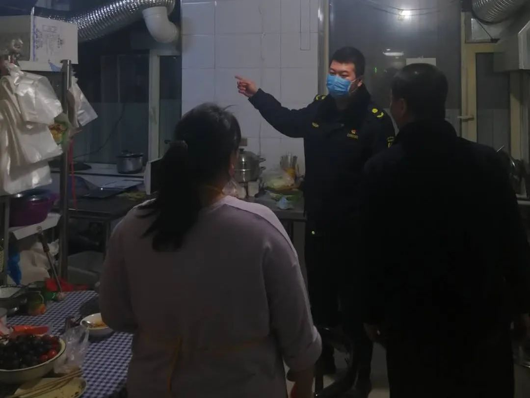 尊龙人生就是博d88，【城事】白城加大油烟污染检查力度助力餐饮门店复工！