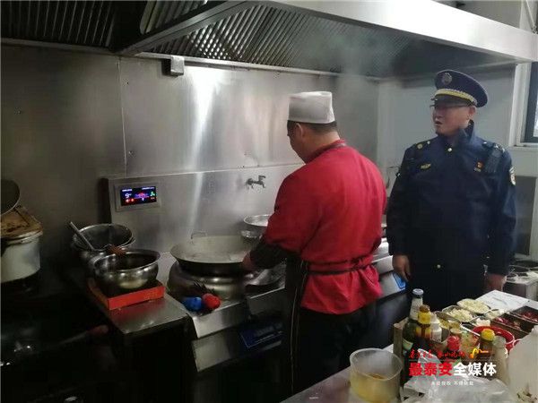 尊龙人生就是博d88，泰安：油烟排放严厉检测餐饮店戴上“紧箍咒”